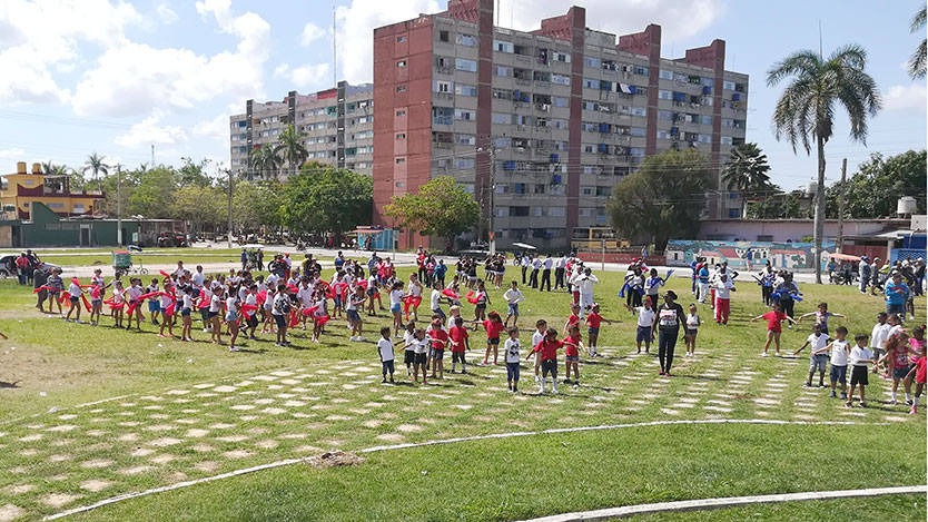 Niños bailan