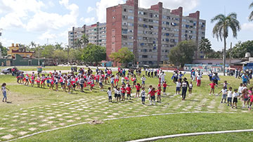 Niños bailan