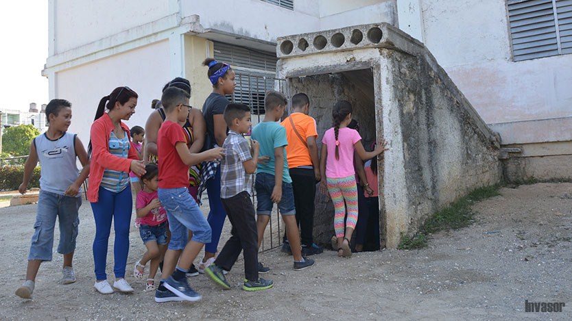 Niños entrando al refugio