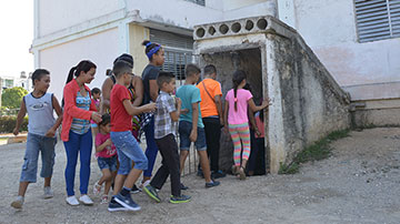 Niños entrando al refugio