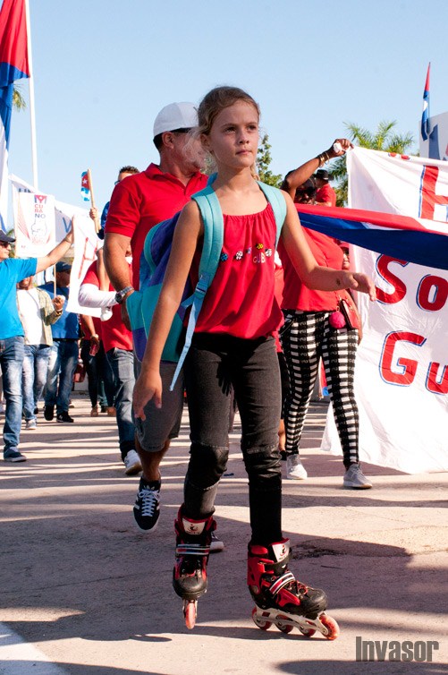 Niña patinando