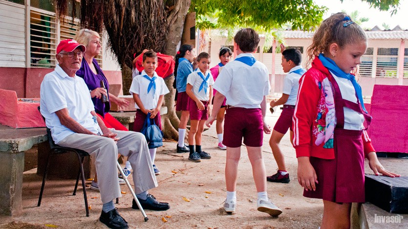 Maestra con los alumnos