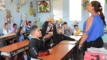 Maestra dando clases