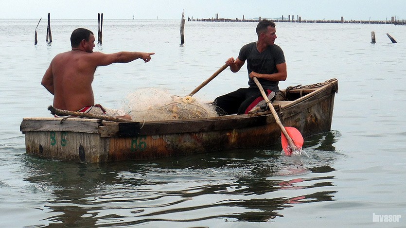 Hombres en bote