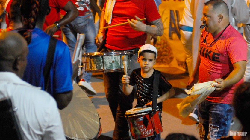 Niño tocando