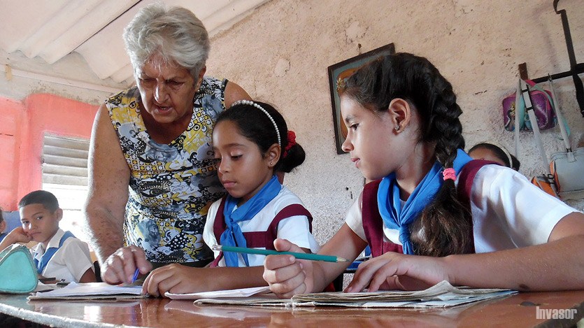 Magalys con sus alumnos
