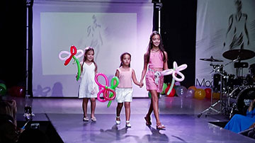 Niñas en desfile de modas