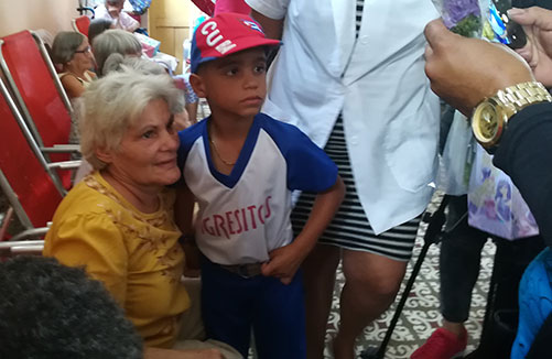 Niño con la abuela