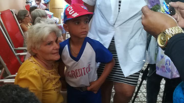 Niño con la abuela