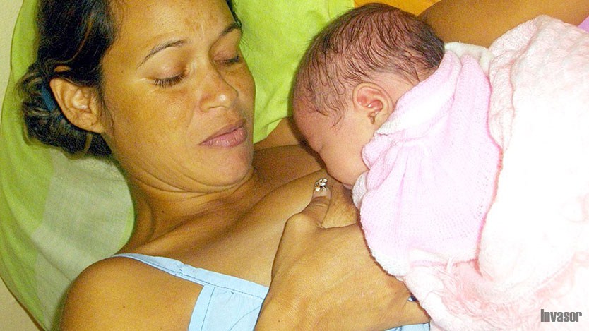 Madre alimentando bebé