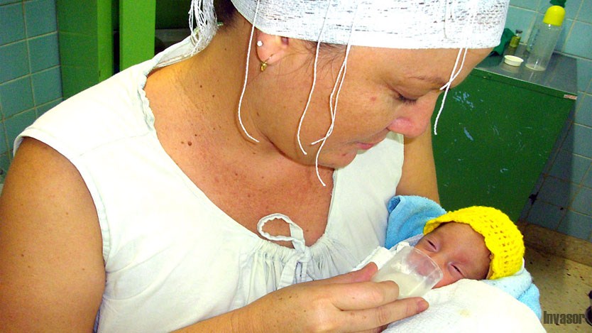 Mamá alimentando al bebe