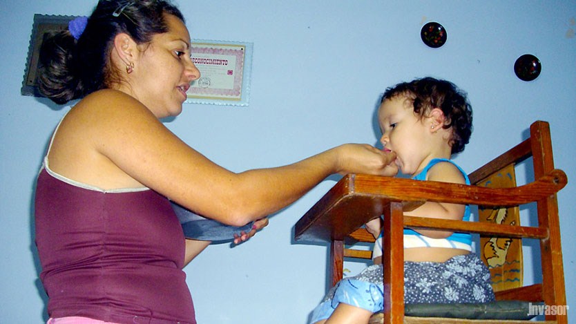 nene alimentandose