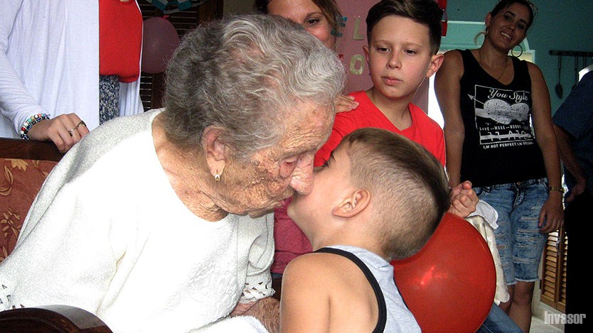niño besa a su abuela