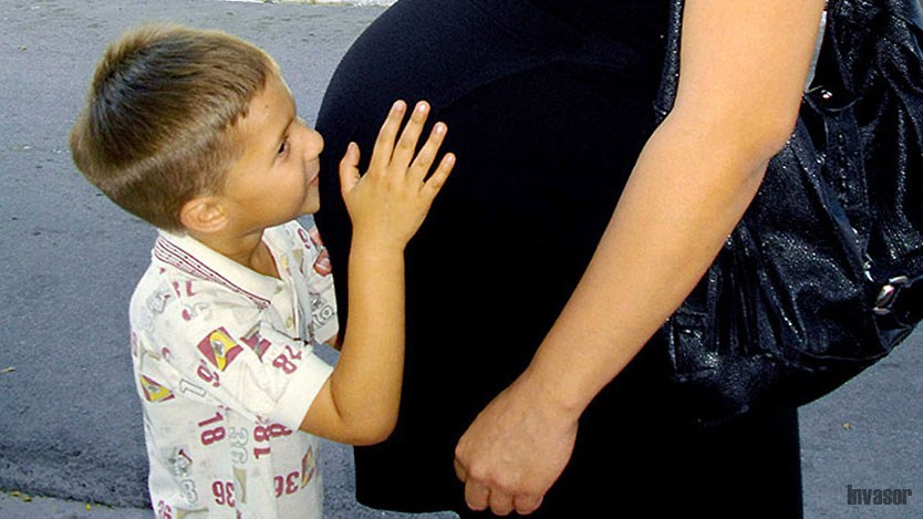 Niño junto a embarazada
