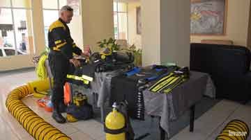Bombero con utencilios de trabajo