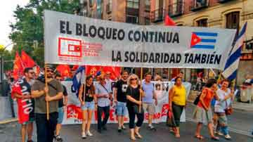 Personas desfilando