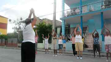 Mujeres ancianas haciendo ejercicios