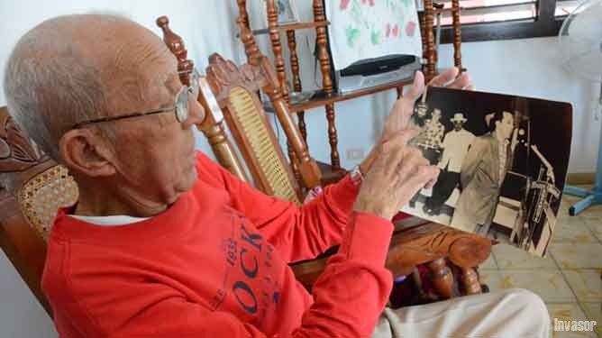 Alcadio con un libro