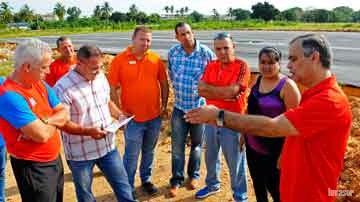 Personas en el campo de hockey