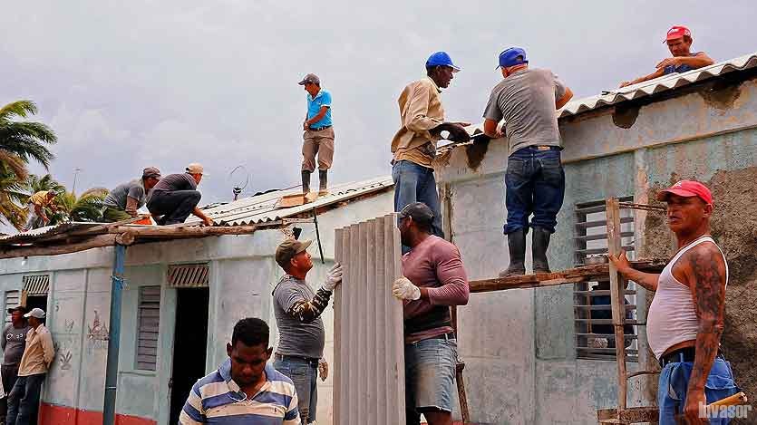 Hombres trabajando en un techo