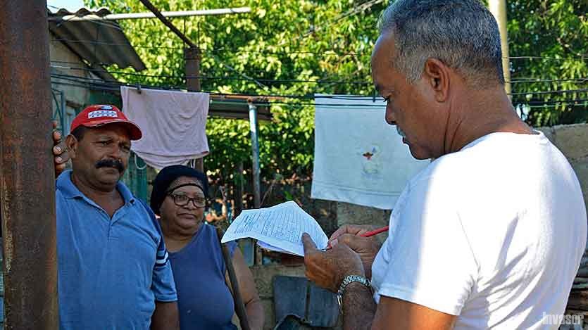 Hombre con papel y lápiz