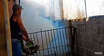 Hombre fumigando