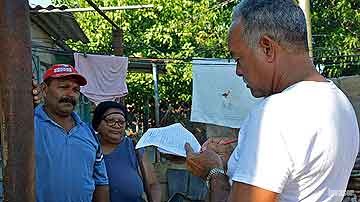 Hombre con papel y lápiz