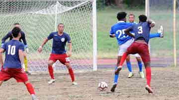 Futbolistas en el campo