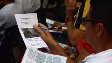 Persona leyendo documento