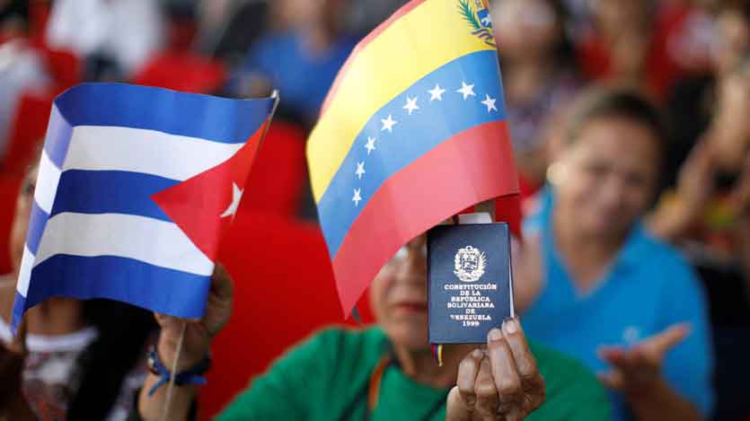 Mujer con bandera de Venezueka