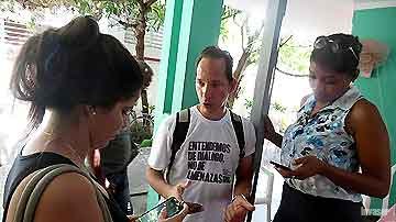 Personas conversando