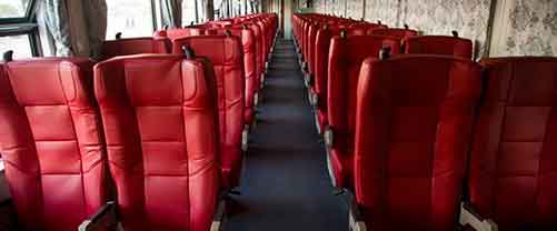 Coche de tren con asientos rojos