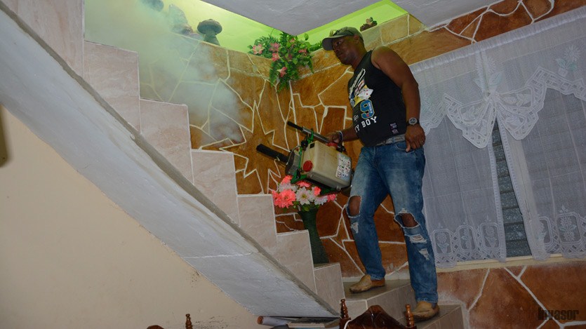 Hombre fumigación