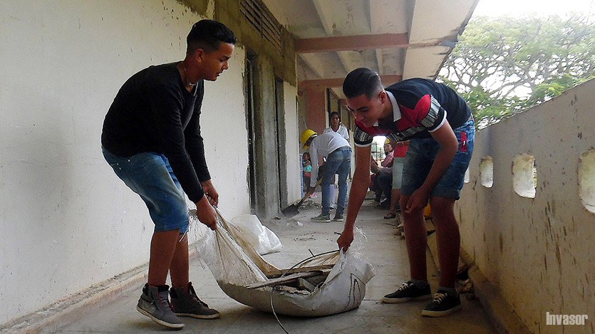 Estudiantes trabajan en la escuela