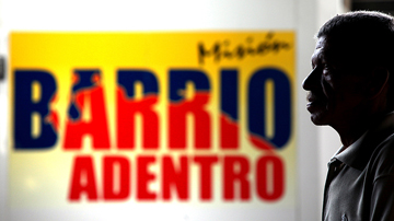 Hombre, bandera de Venezuela al fondo