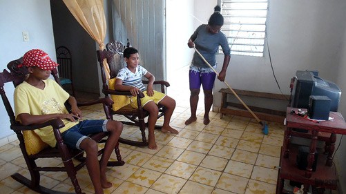 jovenes viendo la tele