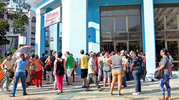 Personas haciendo cola