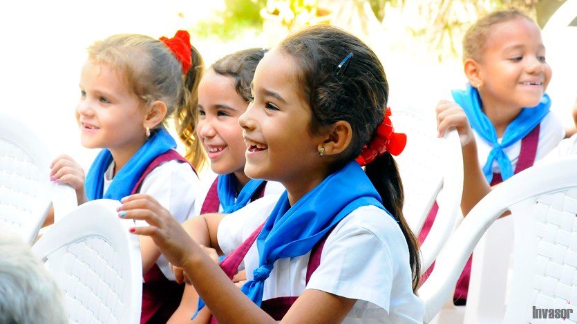 Niños y niñas sentados
