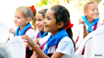 Niños y niñas sentados