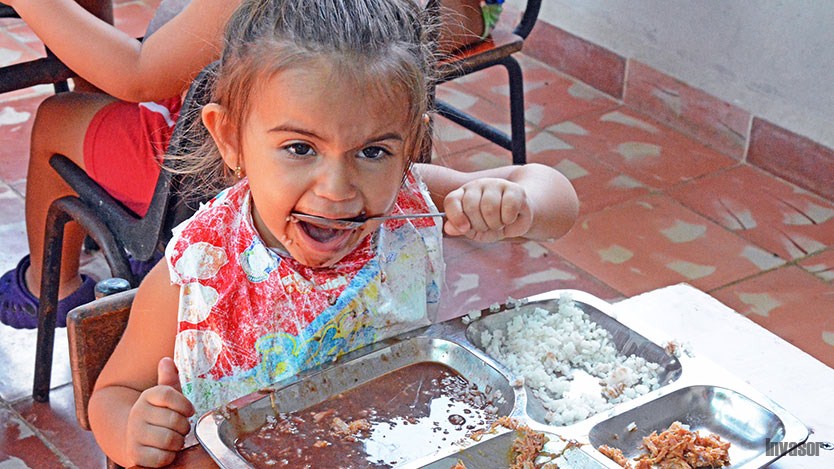 Niña comiendo