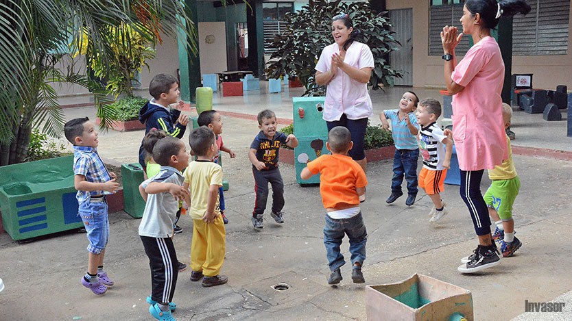 Niños juegan