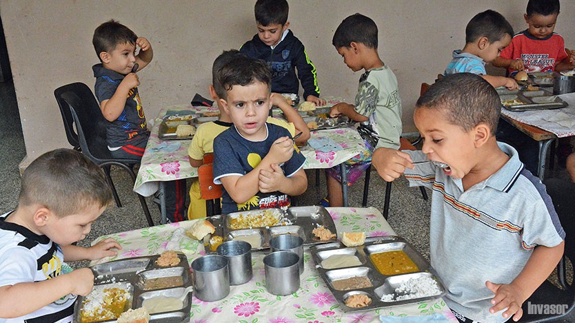 Niños comiendo