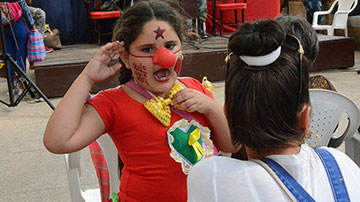 Niña con nariz de payaso 