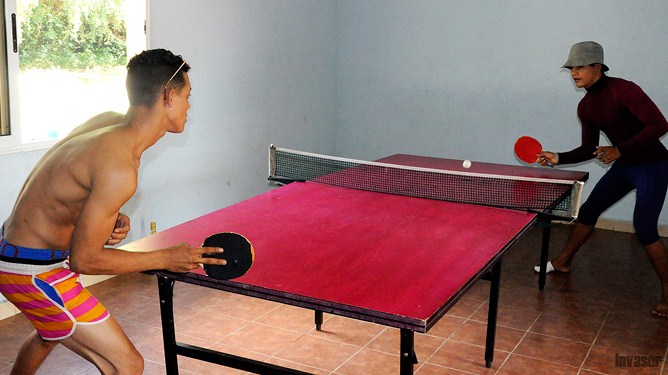 Jóvenes jugando pin-pon