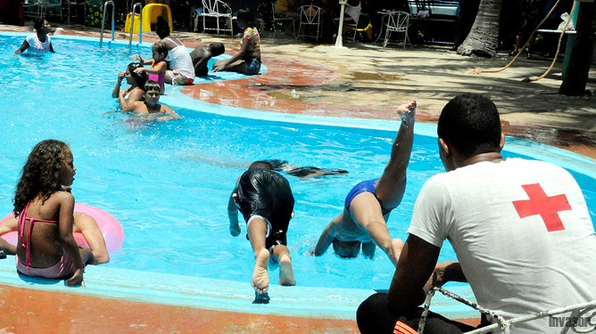 Niños y niñas en piscinas para darse un chapuzón