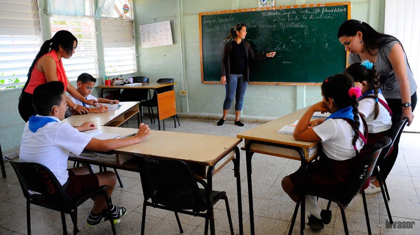 Maestras con alumnos