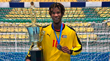 Magnol Suárez, portero, copa de premiación