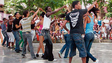 jóvenes bailan