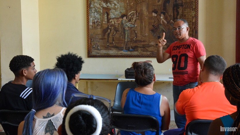 Profesor con alumnos
