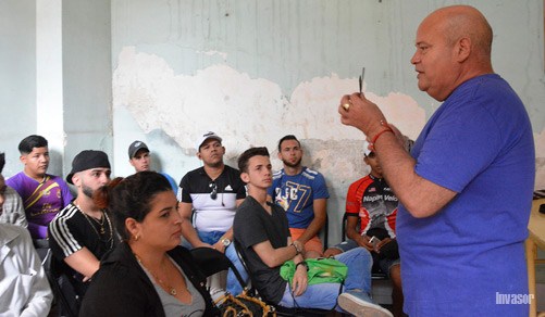 Profesor imparte clases
